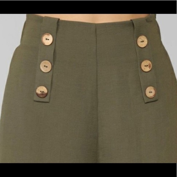 Haute Monde Pants - Haute Monde High waisted shorts Size Small Olive Green.